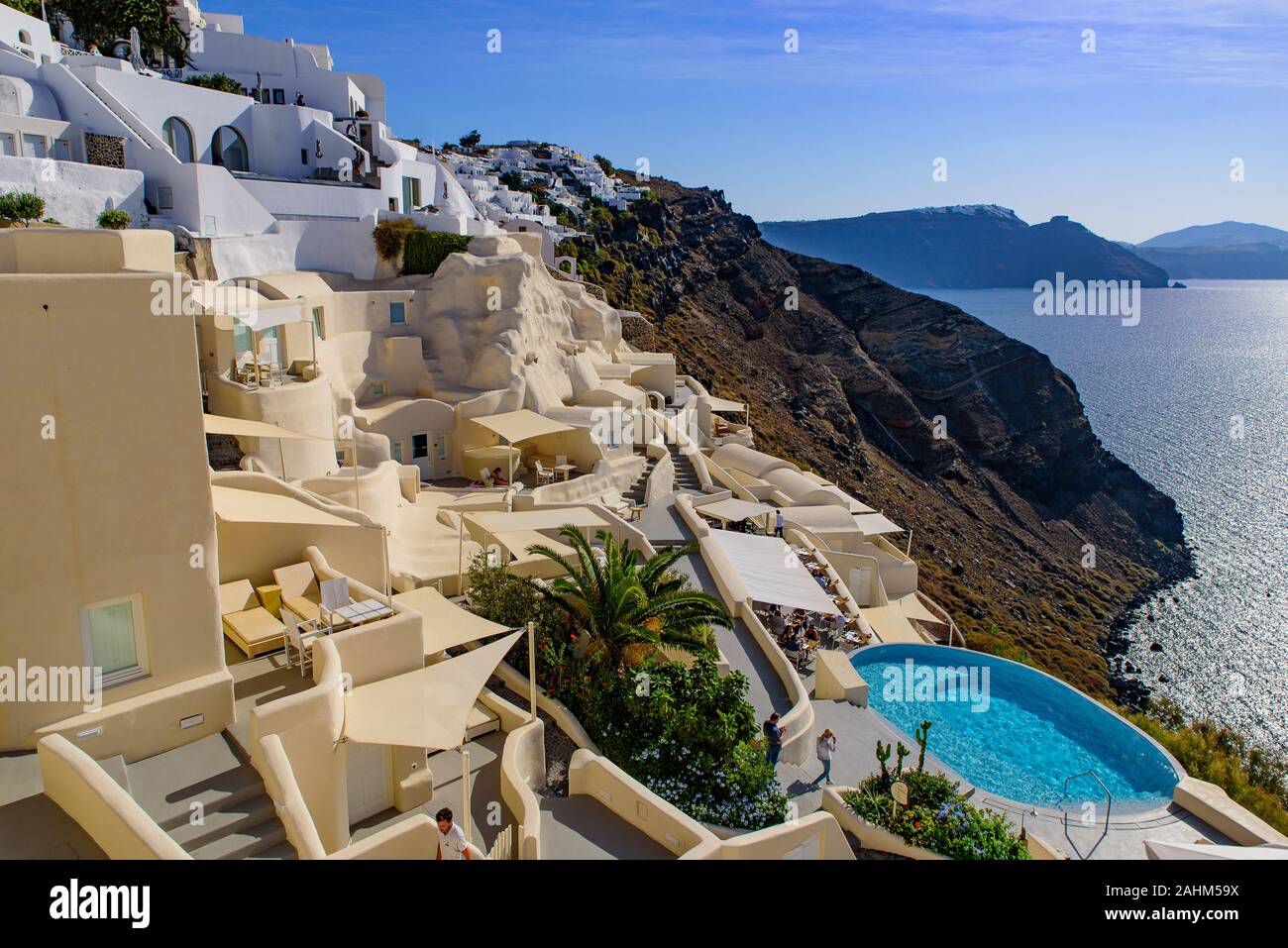 Traditionelles weißes Gebäude mit Blick auf das Mittelmeer in Oia, Santorini, Griechenland Stockfoto