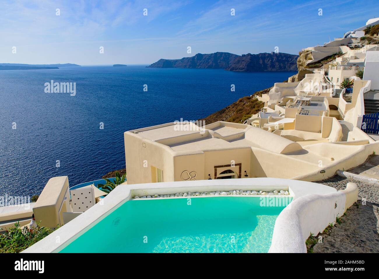 Traditionelles weißes Gebäude mit Blick auf das Mittelmeer in Oia, Santorini, Griechenland Stockfoto