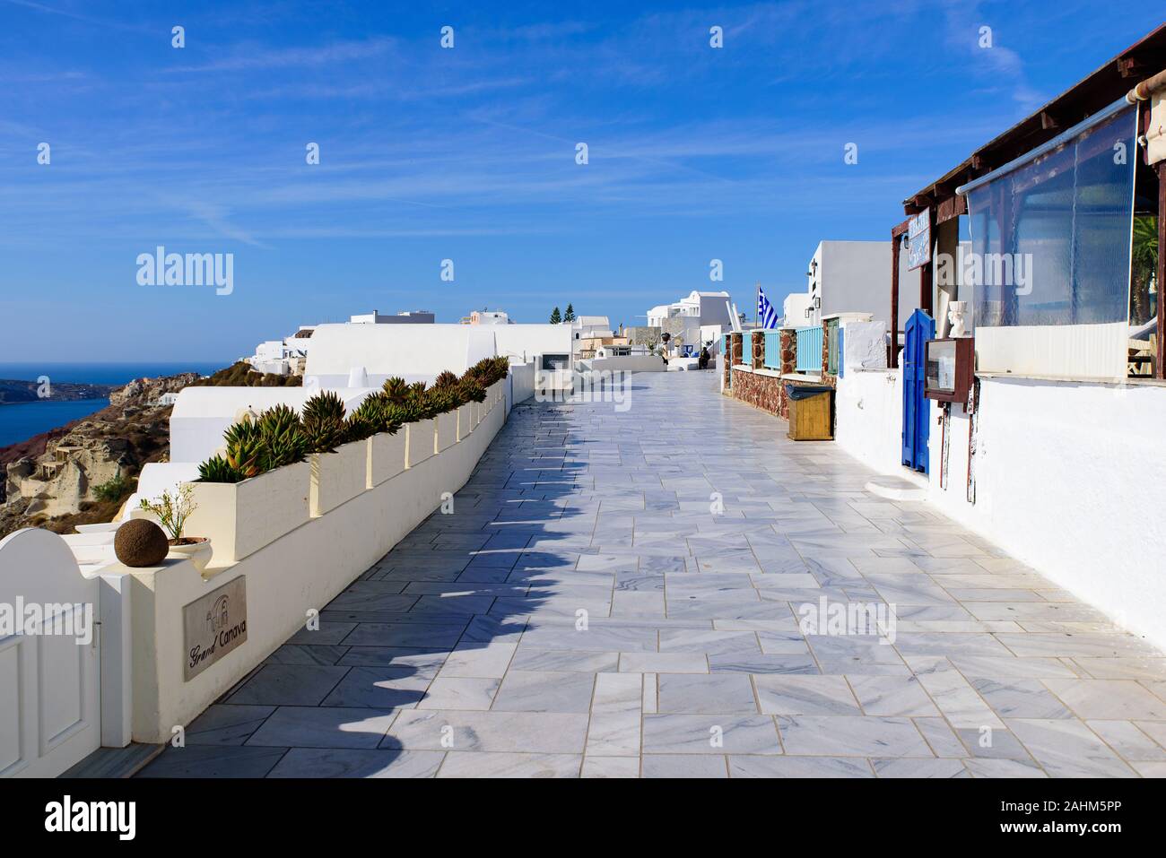 Die Hauptstraße mit Geschäften in Oia, Santorini, Griechenland Stockfoto