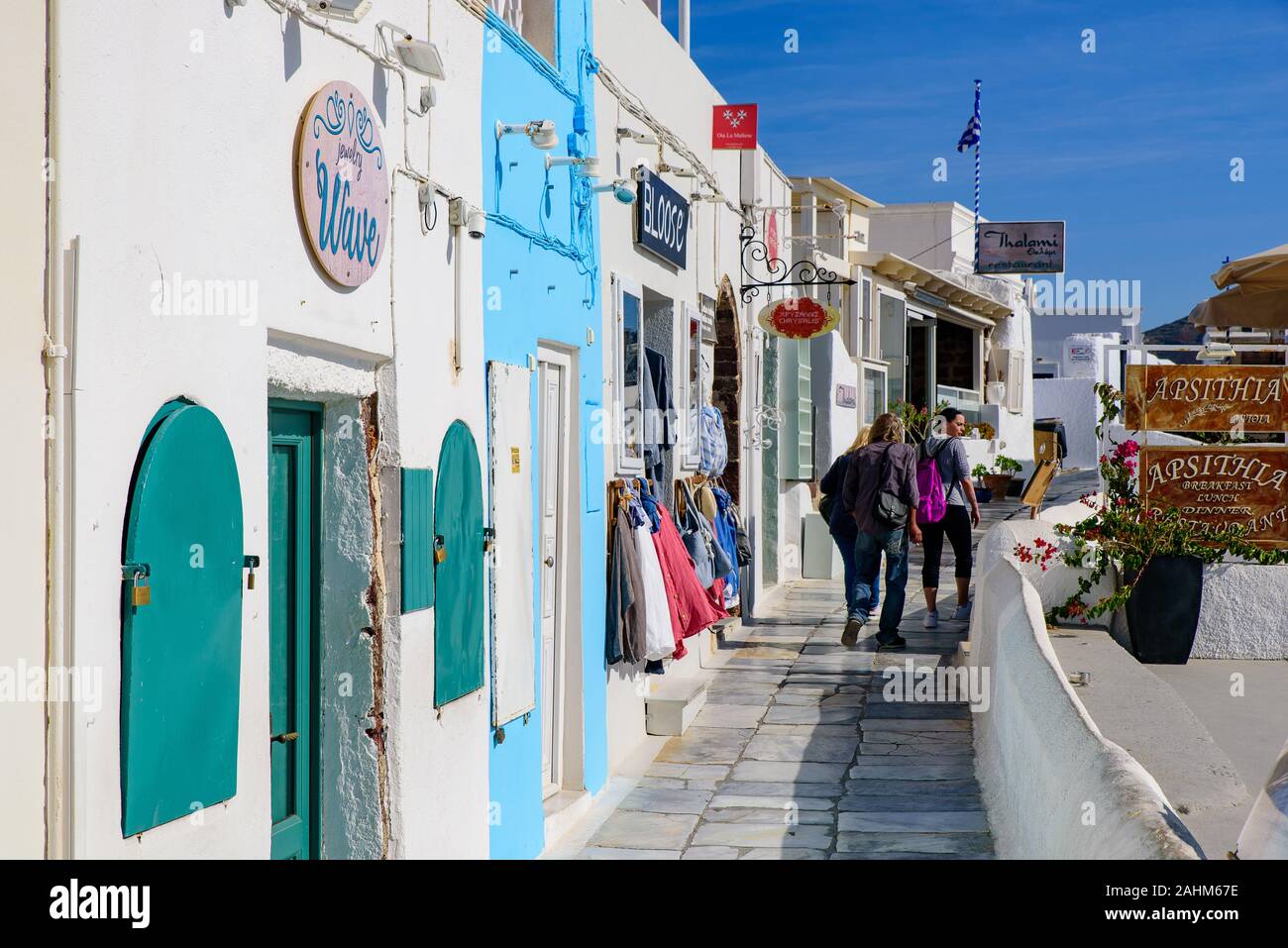 Die Hauptstraße mit Geschäften in Oia, Santorini, Griechenland Stockfoto