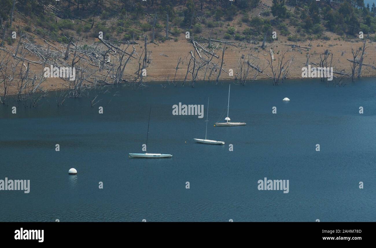 Lake Eucumbene in Kosciuoszko National Park, der alpinen Region von Australien. Wasserstand auf 30 % im Dezember 2019, aufgrund der starken Trockenheit Stockfoto