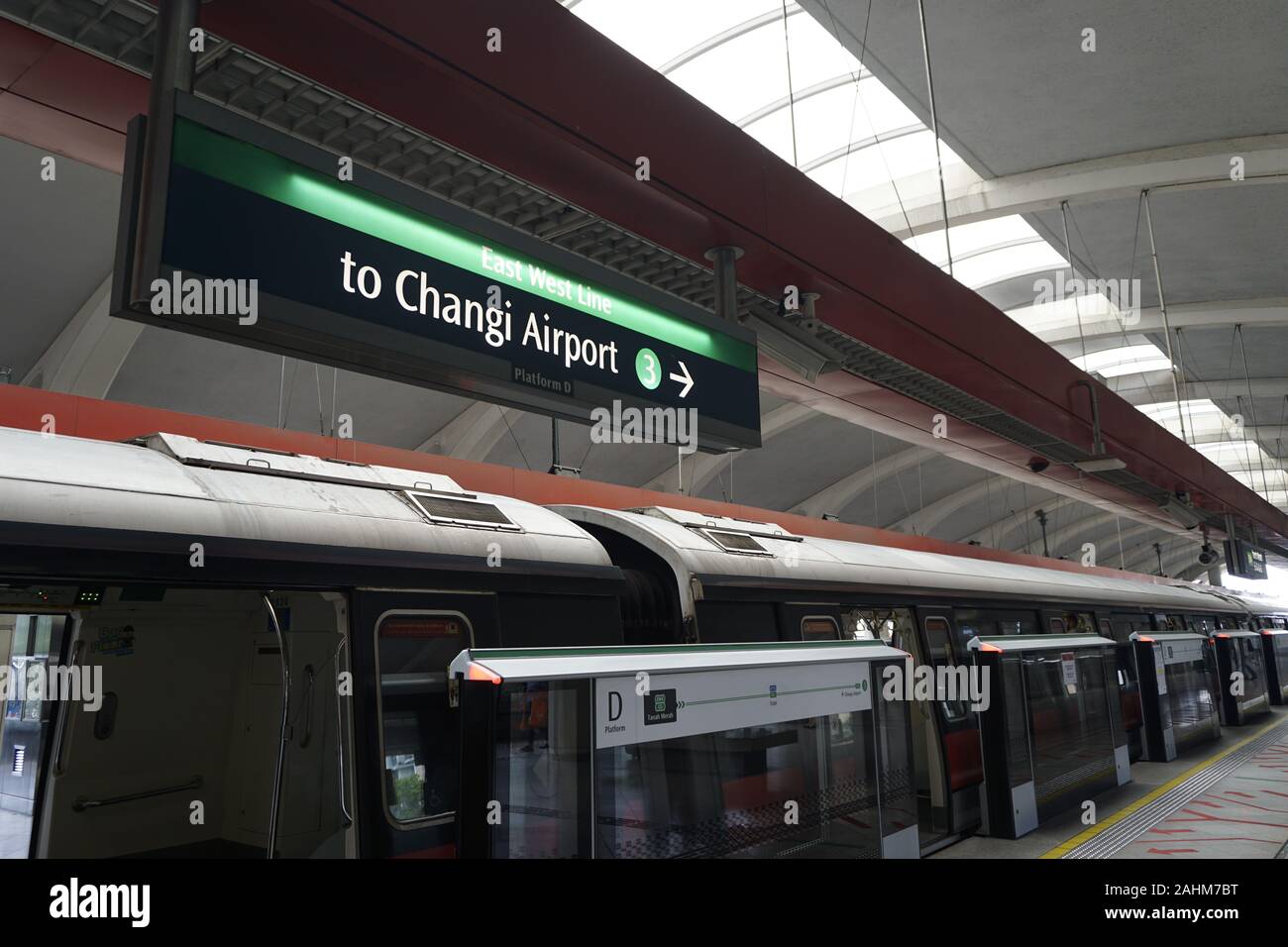 Tanah Merah MRT Station, Singapur. Hinweisschild zum Flughafen Changi. Stockfoto