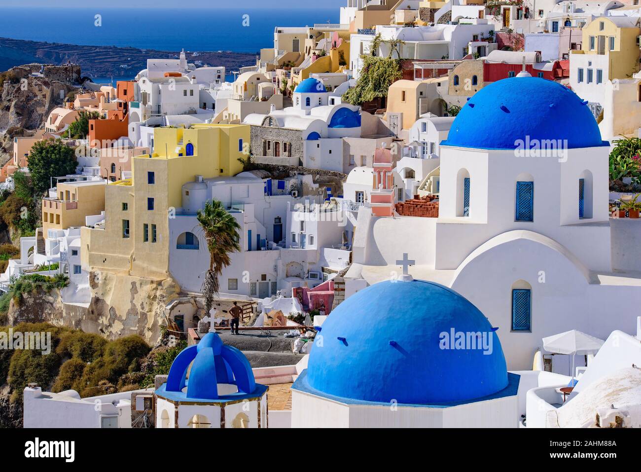 Blau Kuppelkirche und die traditionellen weißen Häuser mit Blick auf die Ägäis in Oia, Santorini, Griechenland Stockfoto