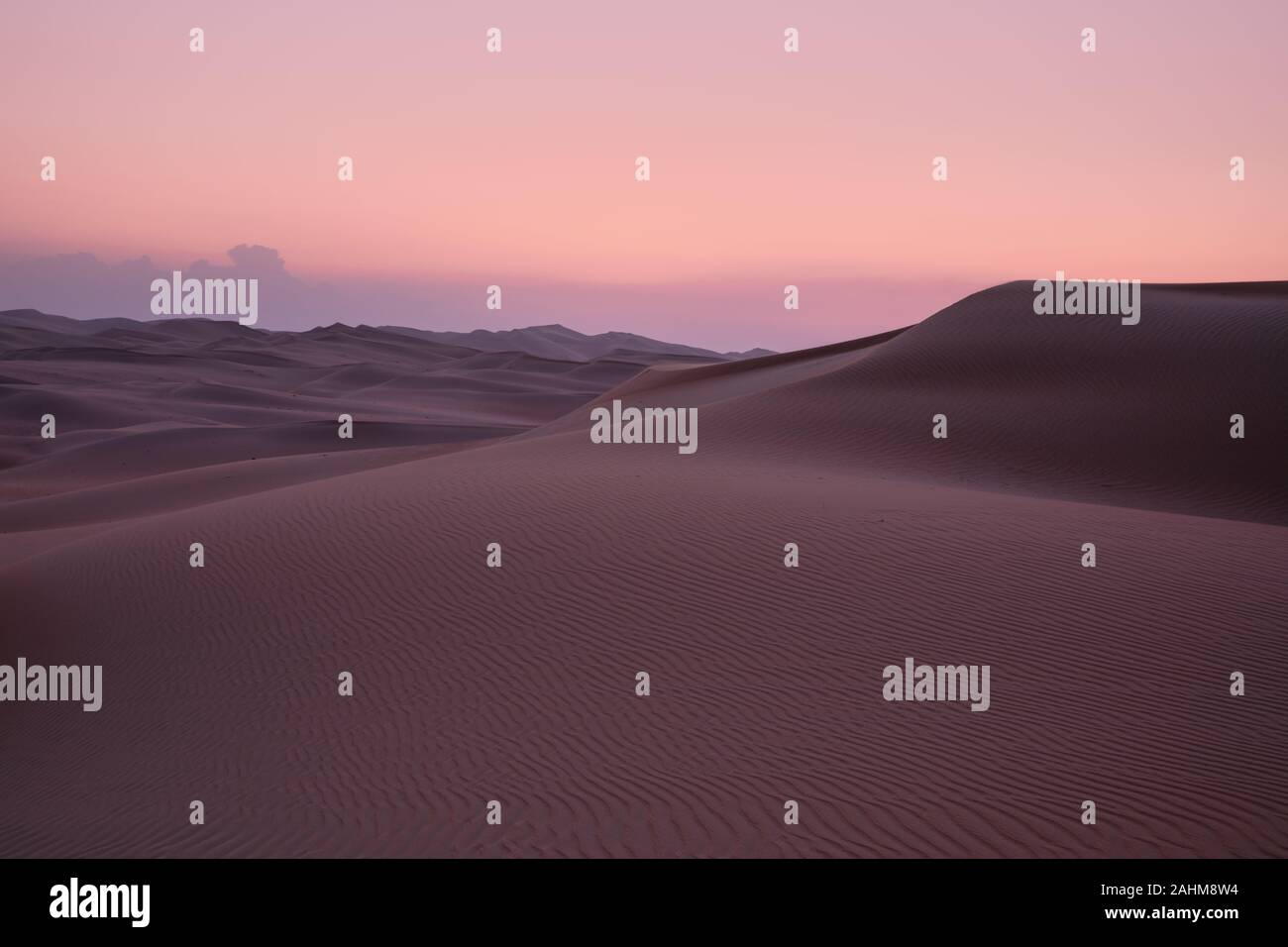 Abstrakte Sicht der Sanddünen in der Wüste bei Sonnenuntergang. Liwa Wüste, Leere Viertel, Vereinigte Arabische Emirate. Stockfoto
