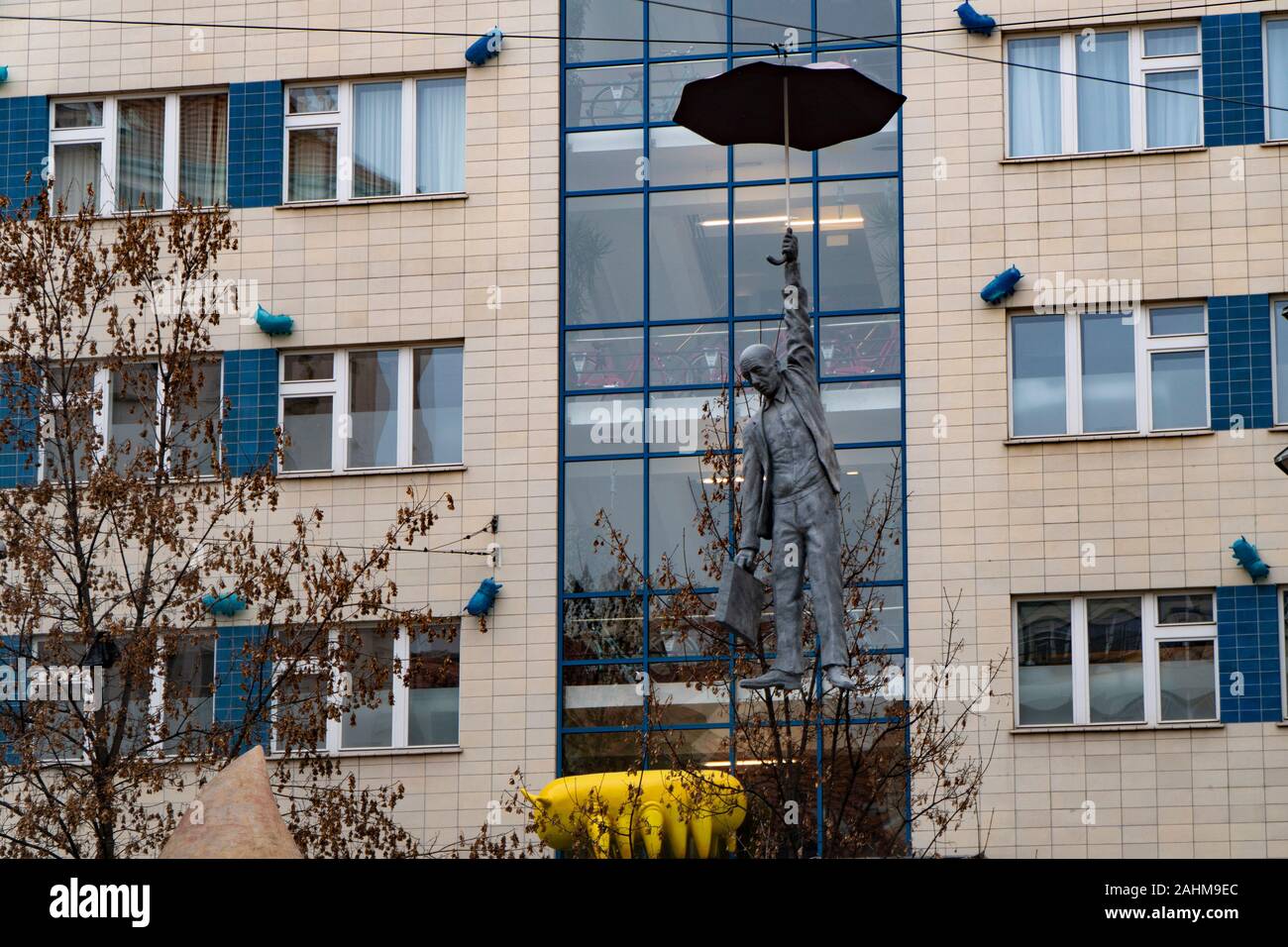 Prag, Tschechische-Dez, 2019: Abbildung hängen durch Regenschirm von Freileitungen, kalte Straßen öffentliche Kunstwerke Stockfoto