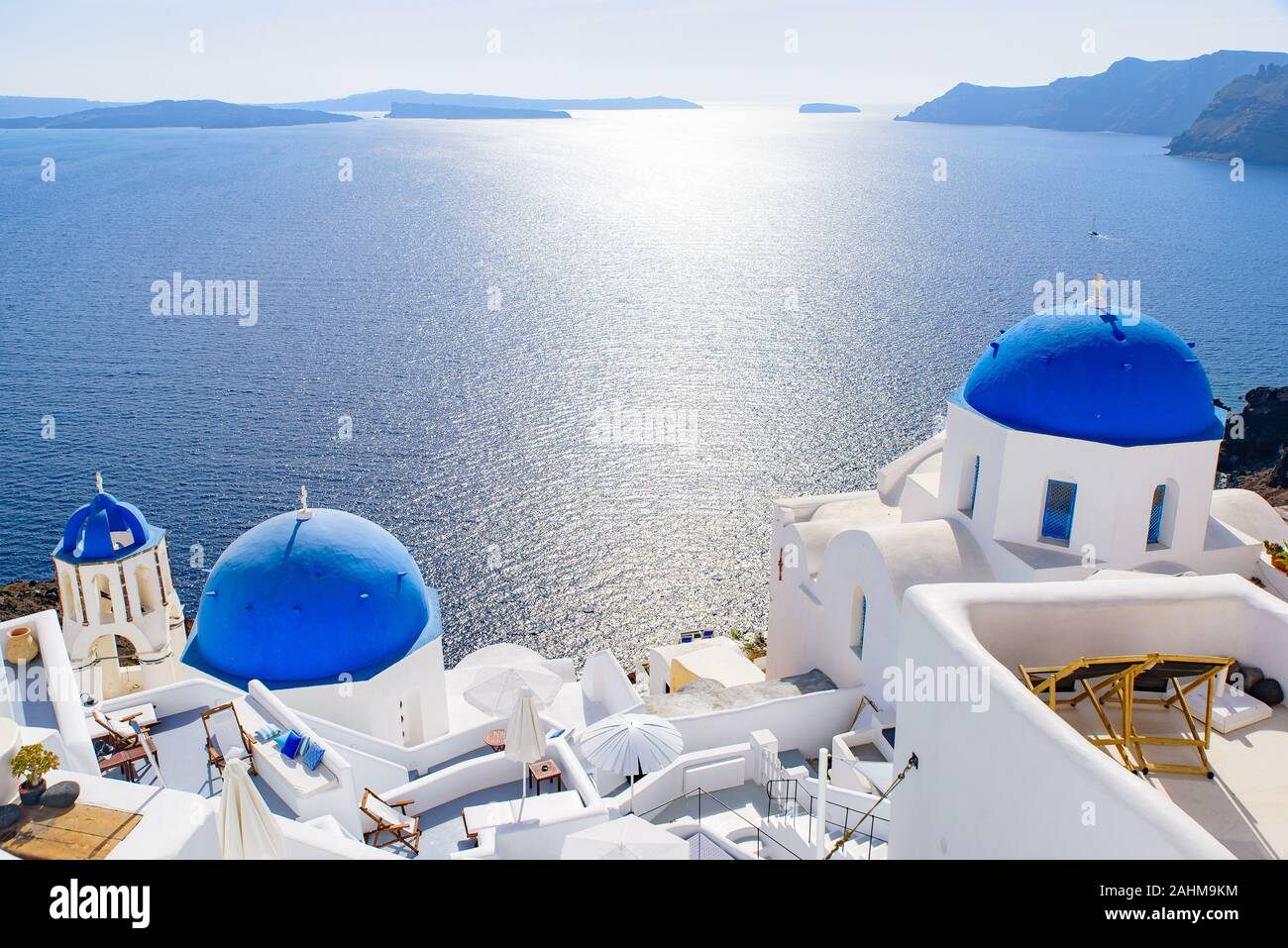 Blau Kuppelkirche und die traditionellen weißen Häuser mit Blick auf die Ägäis in Oia, Santorini, Griechenland Stockfoto