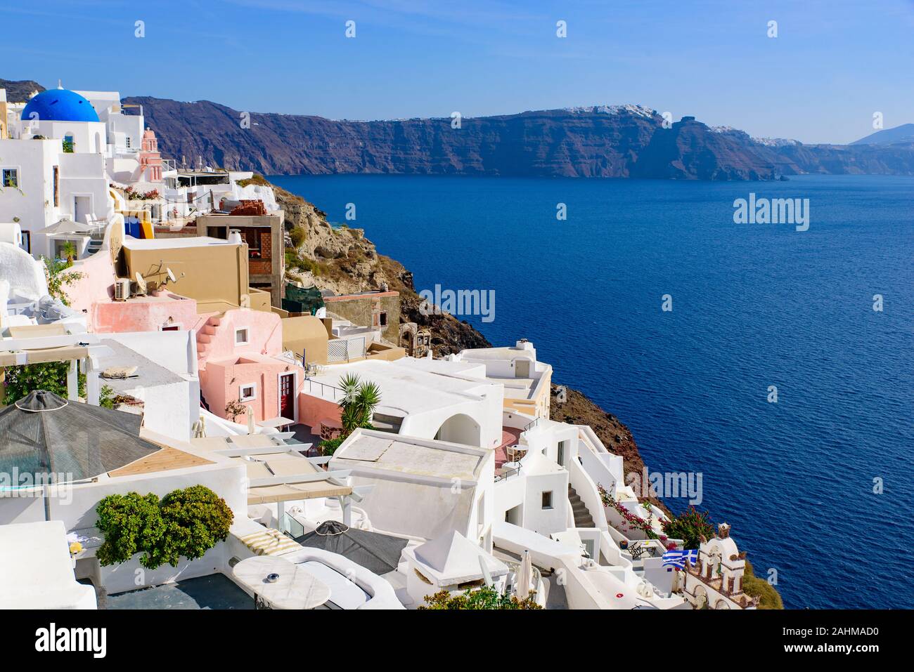 Traditionelles weißes Gebäude mit Blick auf das Mittelmeer in Oia, Santorini, Griechenland Stockfoto