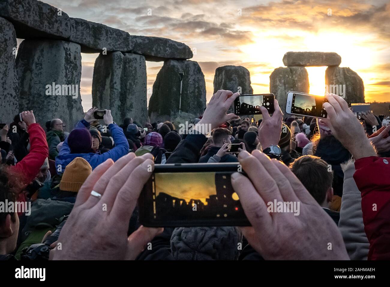 Wintersonnenwende feiern in Stonehenge. Tausende von Nachtschwärmern einschließlich der Modernen Druiden und Heiden in Stonehenge bei Salisbury, Großbritannien sammeln. Stockfoto