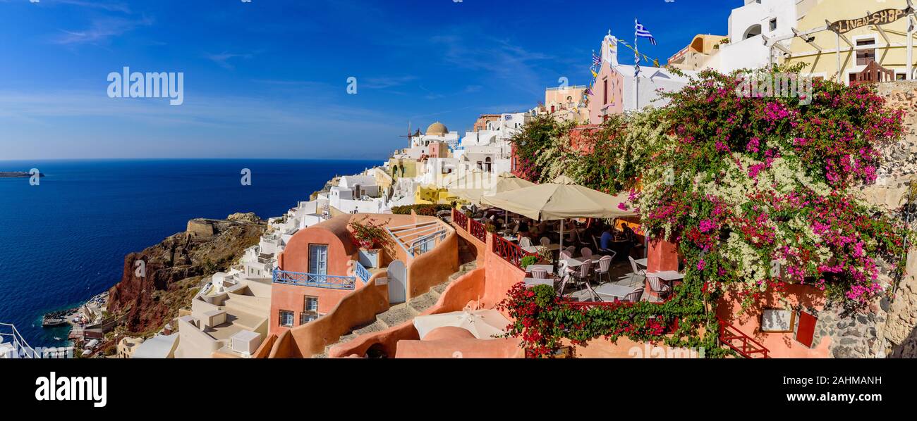 Panorama der traditionellen Gebäude mit Blick auf das Mittelmeer in Oia, Santorini, Griechenland Stockfoto