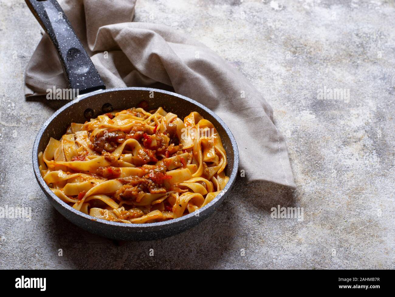 Pasta mit Auberginen und Tomaten/Paradeiser Stockfoto