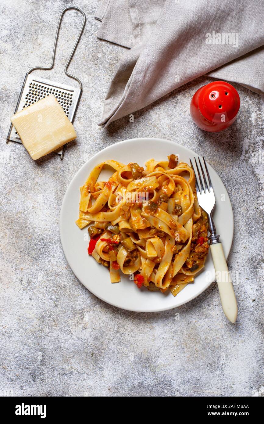 Pasta mit Auberginen und Tomaten/Paradeiser Stockfoto