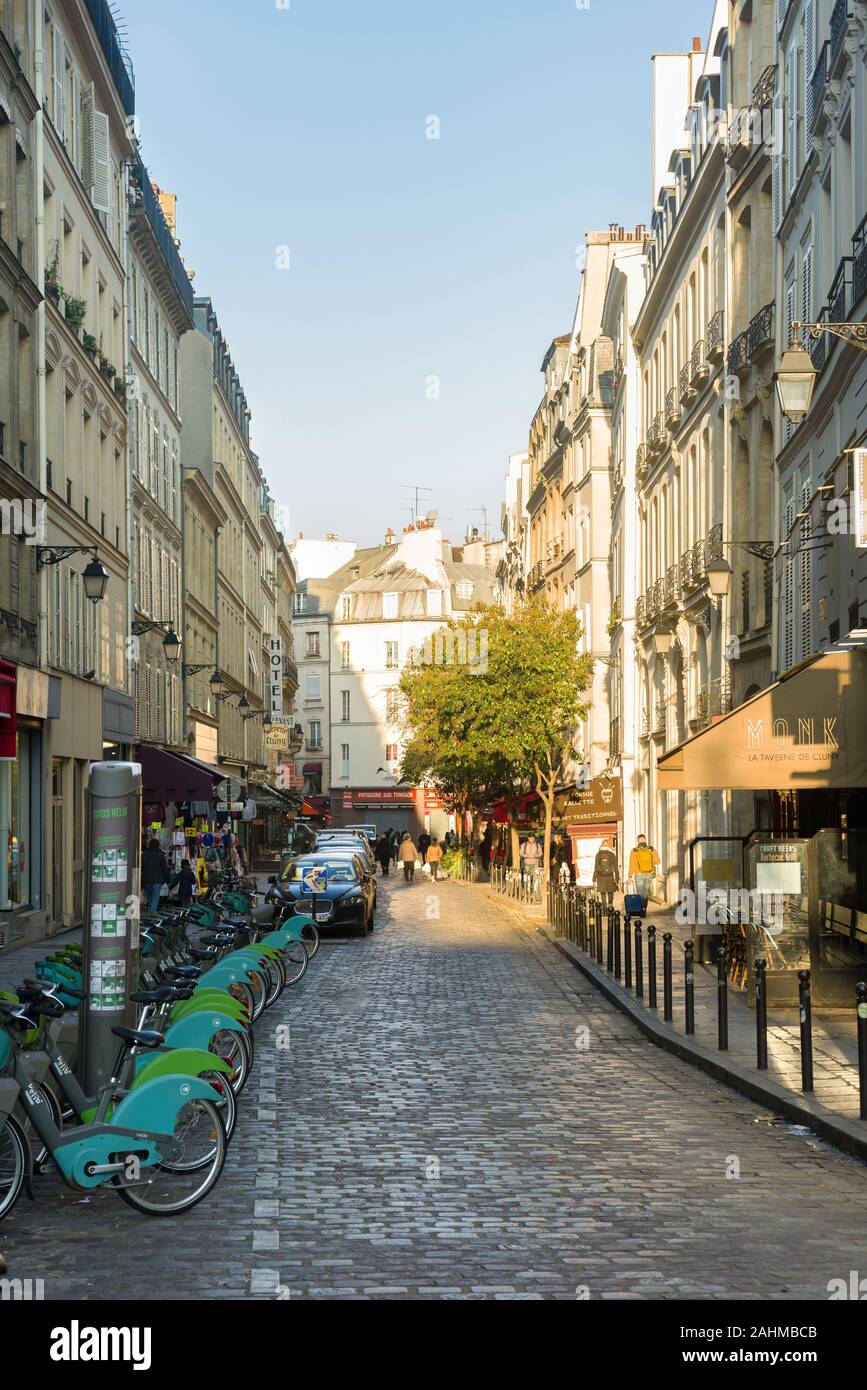 Blick auf die Rue de la Harpe mit Gebäuden und Fußgänger, Paris, Frankreich Stockfoto