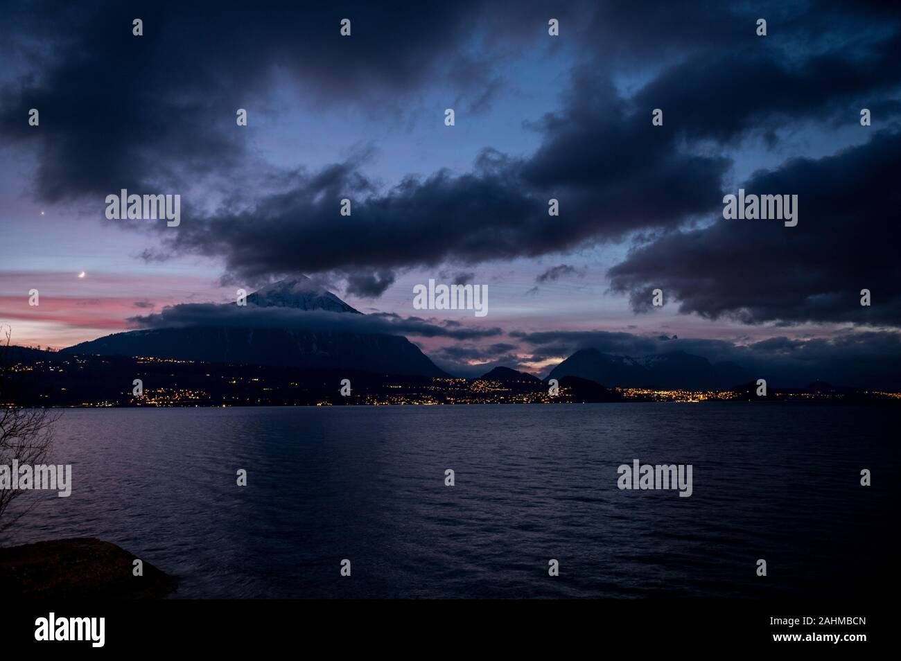 Blaue Stunde mit dem Berg Niesen, Wolken und Thunersee Stockfoto