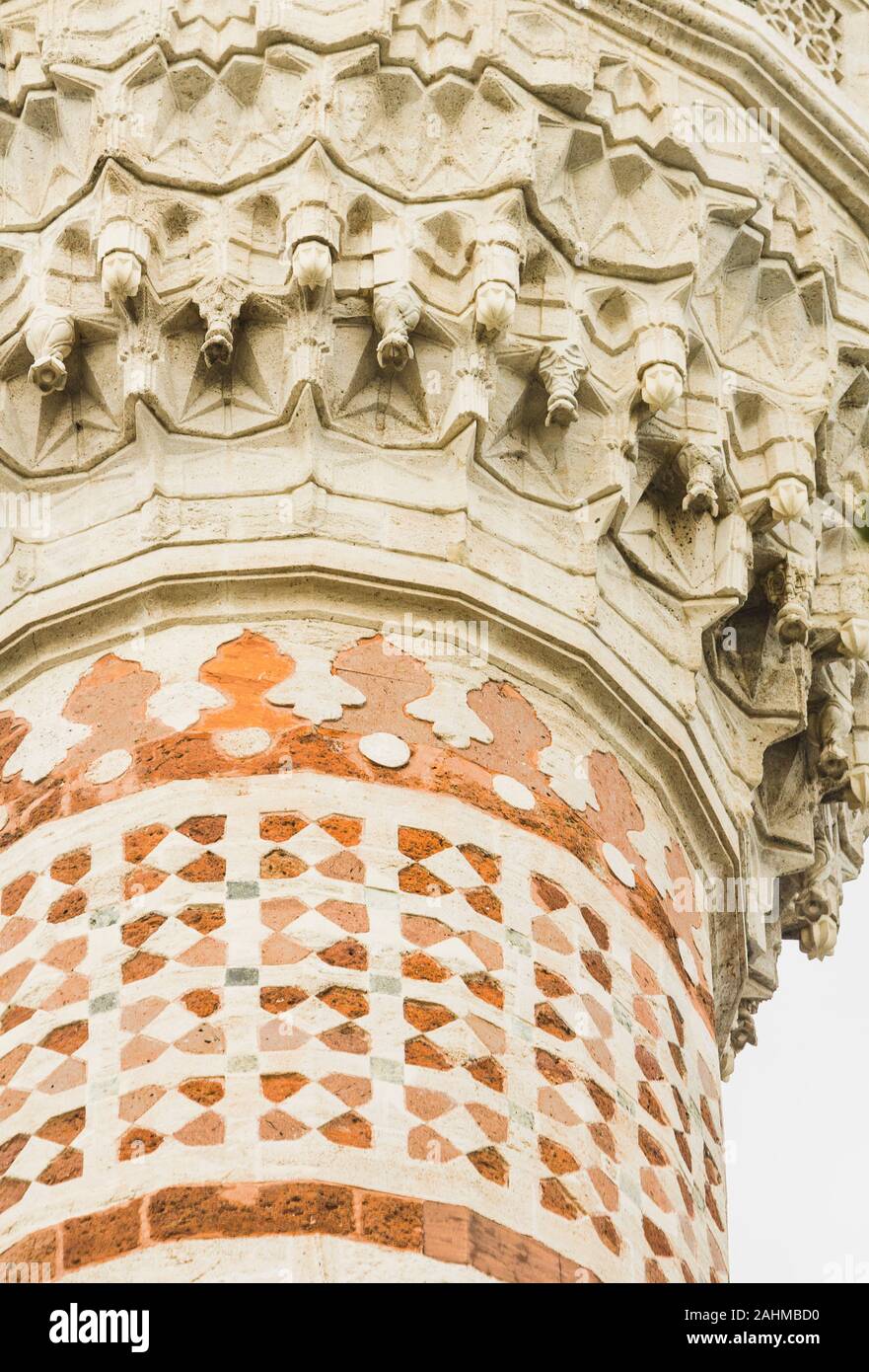 Detail von einem Minarett von bayezid Moschee in Istanbul mit muqarnas. Stockfoto