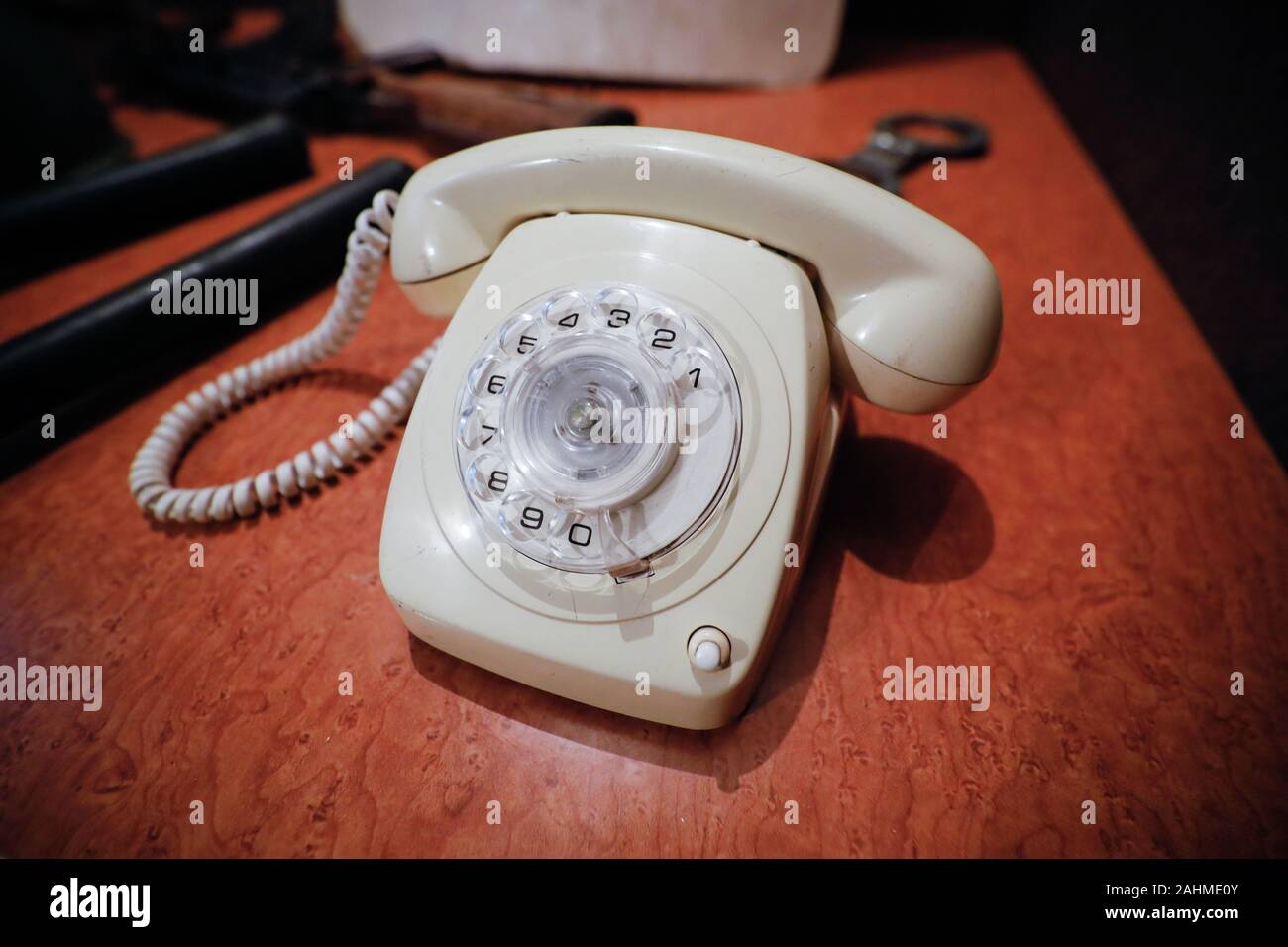 Details mit einem weißen altmodische Drehschalter dial Telefon aus dem kommunistischen Rumänien Ära. Stockfoto