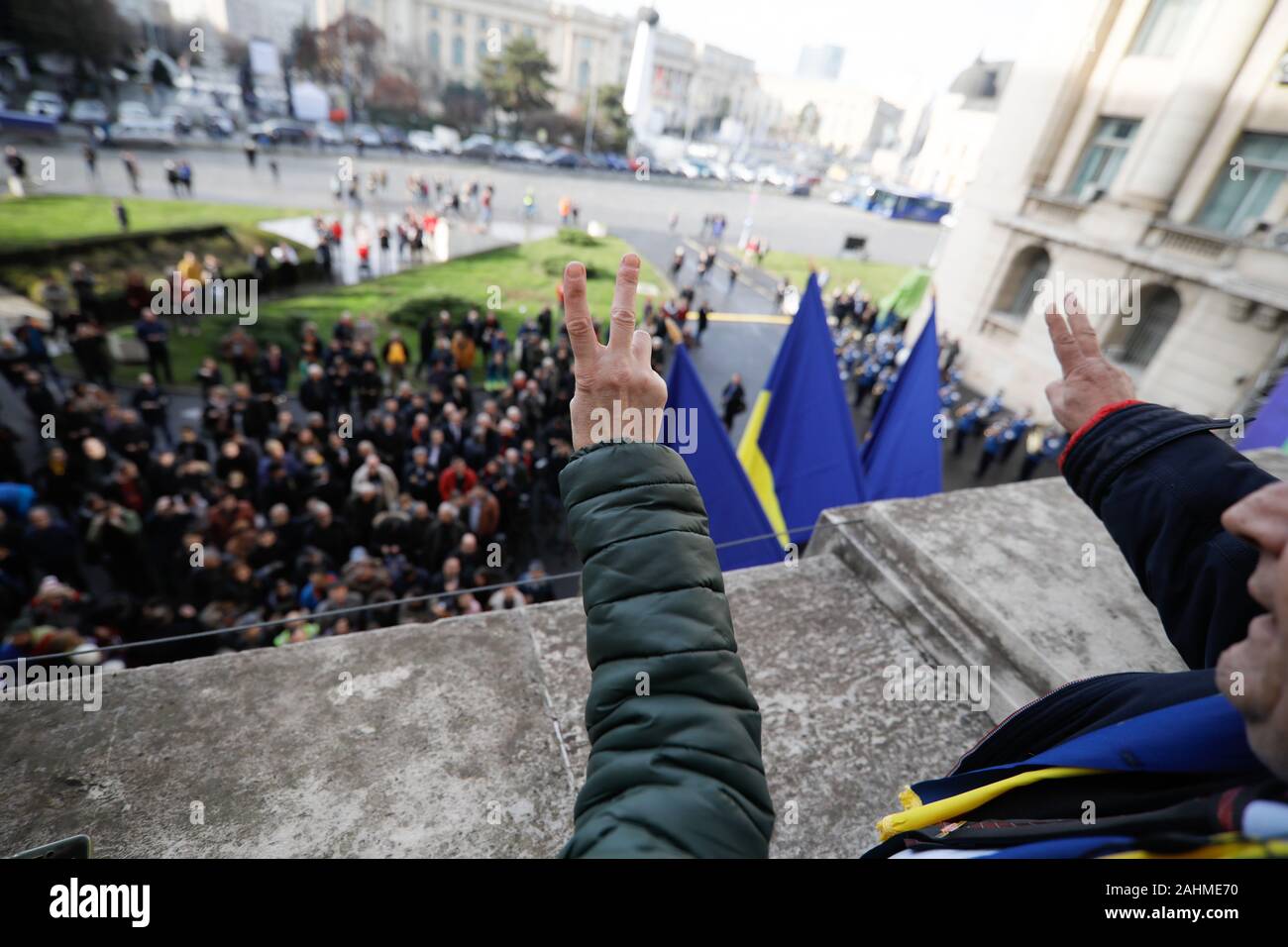 Menschen zeigen den Sieg Zeichen vom Balkon wo Nicolae Ceausescu seiner letzten Rede während der Rumänischen antikommunistischen Revolution in 1989 statt. Stockfoto