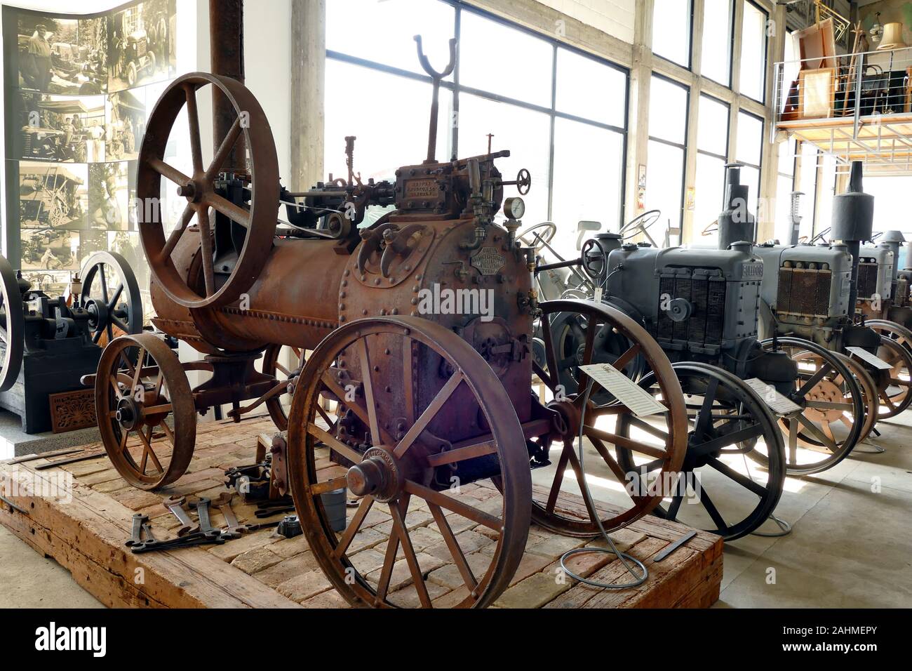 Landwirtschaftliche Dampfmaschine zu fahren die Dreschmaschine Stockfoto