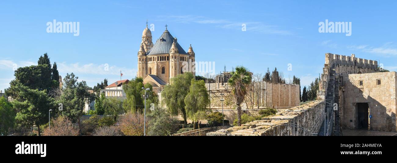 Der Berg Zion, das in Jerusalem ist. Panorama von Jerusalem, die Mauern der alten Stadt, das Kloster der Himmelfahrt der Jungfrau Maria und den Berg Zion. Stockfoto