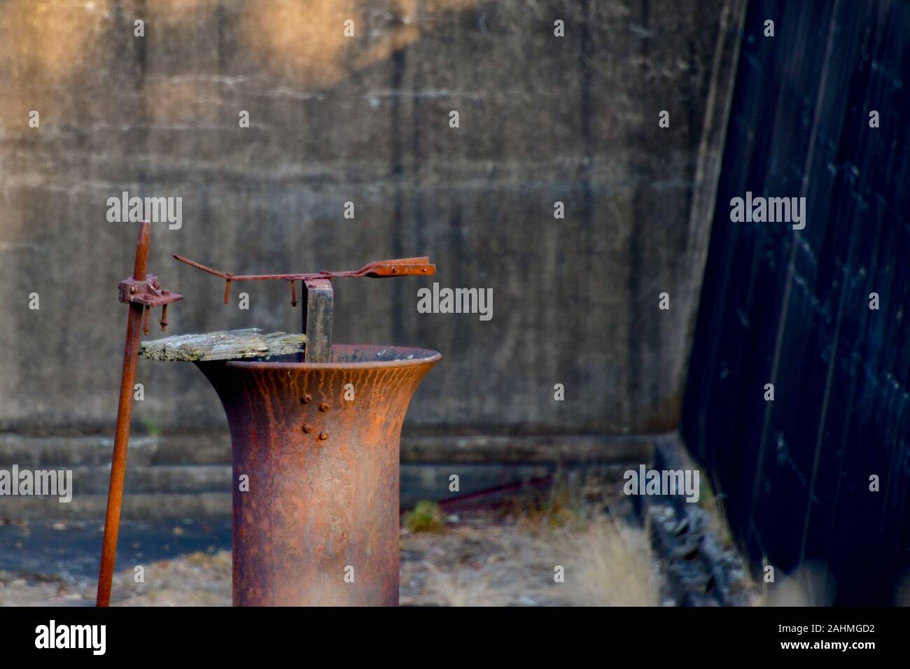 Ehemaligen viktorianischen Ära Industrial Site, Walka" Wasser Werke verlassen, Gusseisen Wasserüberlauf in Absetzbecken, Maitland, Australien Stockfoto