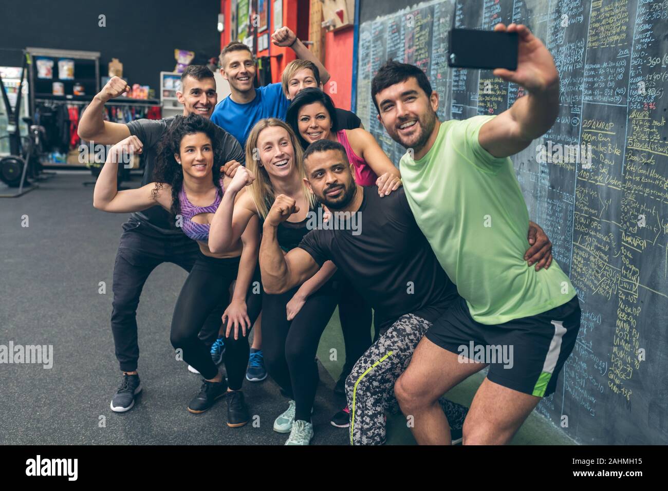 Athleten, die eine selfie mit dem Mobile in der Turnhalle Stockfoto