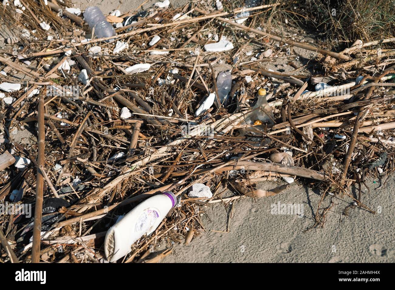 Plastikflasche Abfälle auf wilde Küste verschmutzt Ökosystem, Planeten retten Konzept Stockfoto