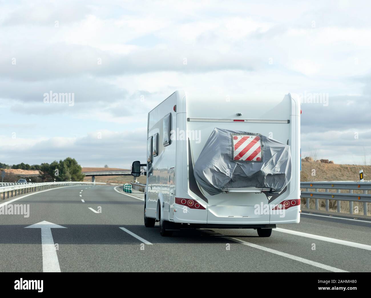 Ein weißes Wohnmobil fahren auf der Autobahn Stockfoto