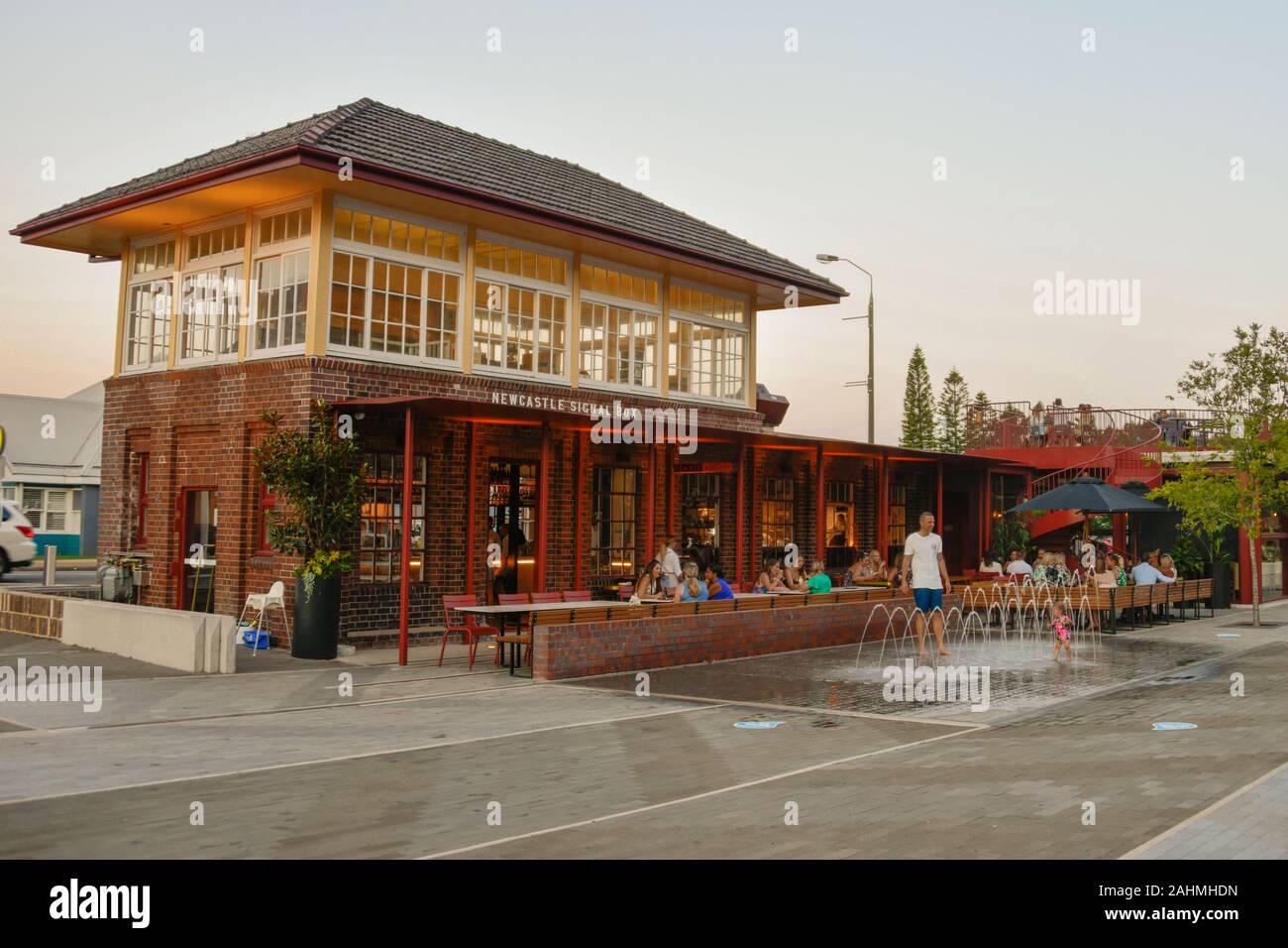 Ehemalige Newcastle Stellwerk und Eisenbahnkorridor jetzt den öffentlichen Raum und Cafe Restaurant Stockfoto