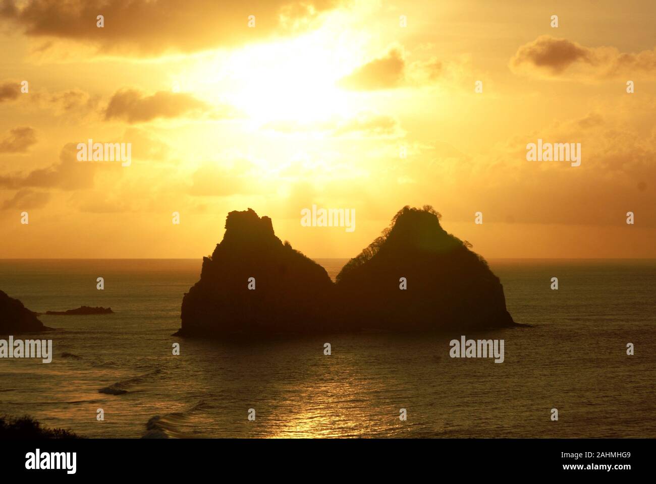 Sonnenuntergang Sonnenaufgang auf eine Landschaft Blick auf der Insel Fernando de Noronha Stockfoto