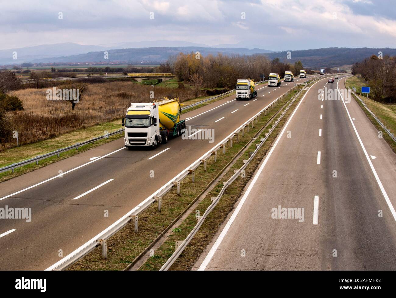 Lkw auf der Straße Hintergrund Stockfoto