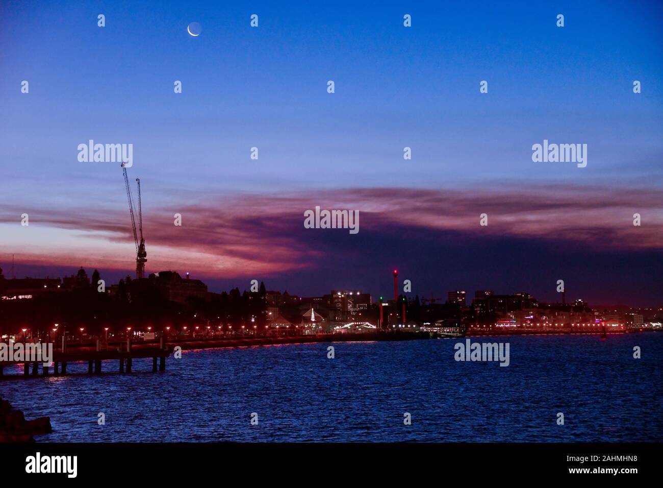 Abend im Hafen von Newcastle Hafen mit Mond und Smoky Sky von verheerenden Buschfeuer Stockfoto