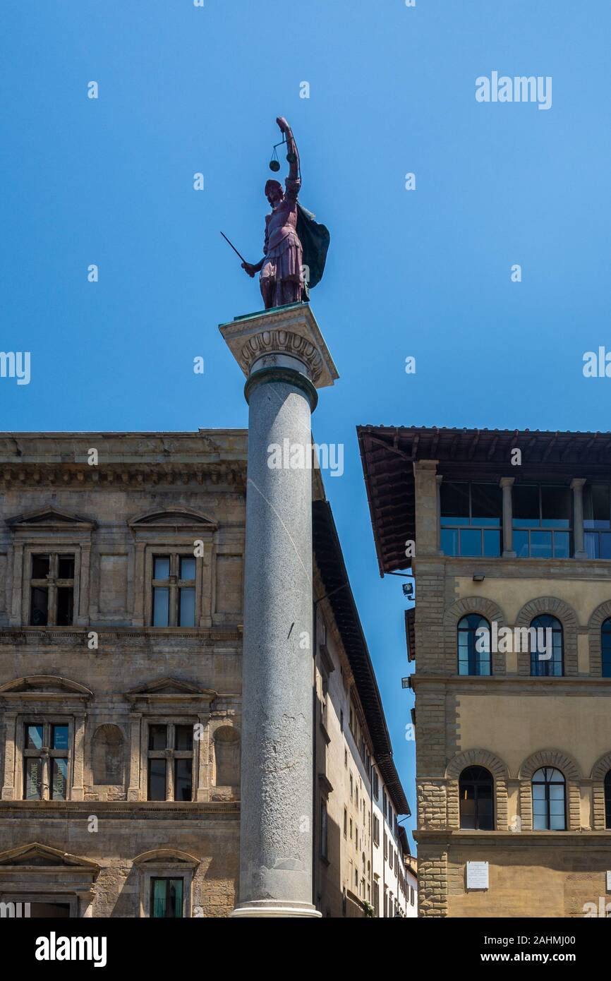 Florenz, Italien - Juni 5, 2019: Die Piazza Santa Trinita ist eine dreieckige Platz in Florenz, Toskana, Italien, benannt nach der Kirche Santa Trinita Stockfoto