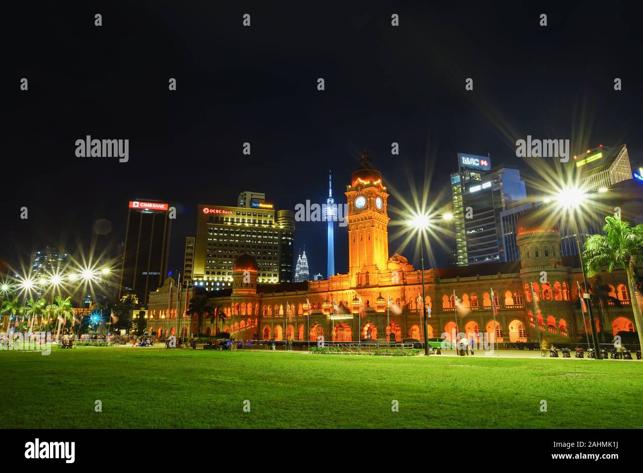 Kuala Lumpur, Malaysia - 8. November 2019: Sultan Abdul Samad Gebäude mit Kuala Lumpur Tower und Petronas Tower im Hintergrund. Stockfoto