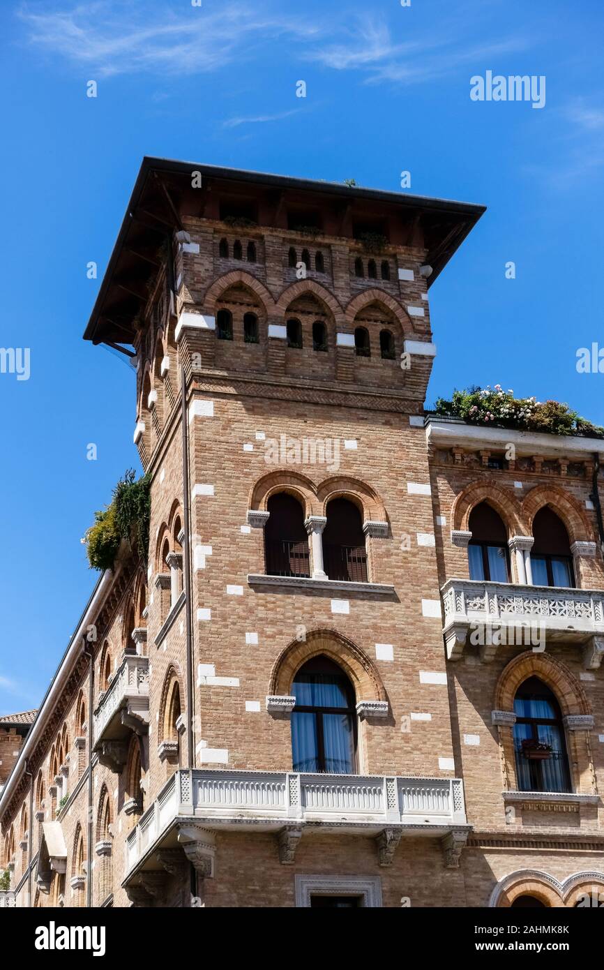 Neoromanische Palast auf dem Platz San Vito (Piazza San Vito) Treviso, Venetien, Italien, Europa, EU. Gebäudefassade. Blauer Himmel, Kopierbereich. Stockfoto