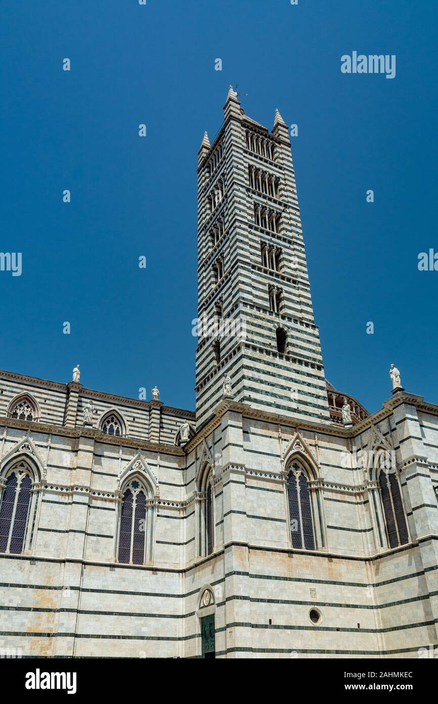 Siena, Italien - 7. Juni 2019: der Dom von Siena (Duomo di Siena) ist eine mittelalterliche Kirche von ihren Anfängen als Römisch-katholische Marianische Kirche geweiht ist. Stockfoto