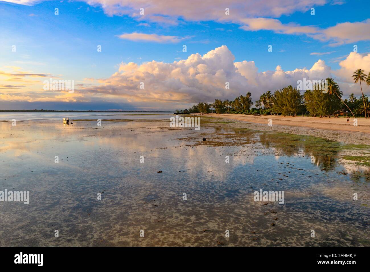 Einen atemberaubenden Sonnenuntergang vom unberührten Strand über dem Indischen Ozean bei cenizaro der Residenz, Sansibar, Tansania, Afrika Stockfoto