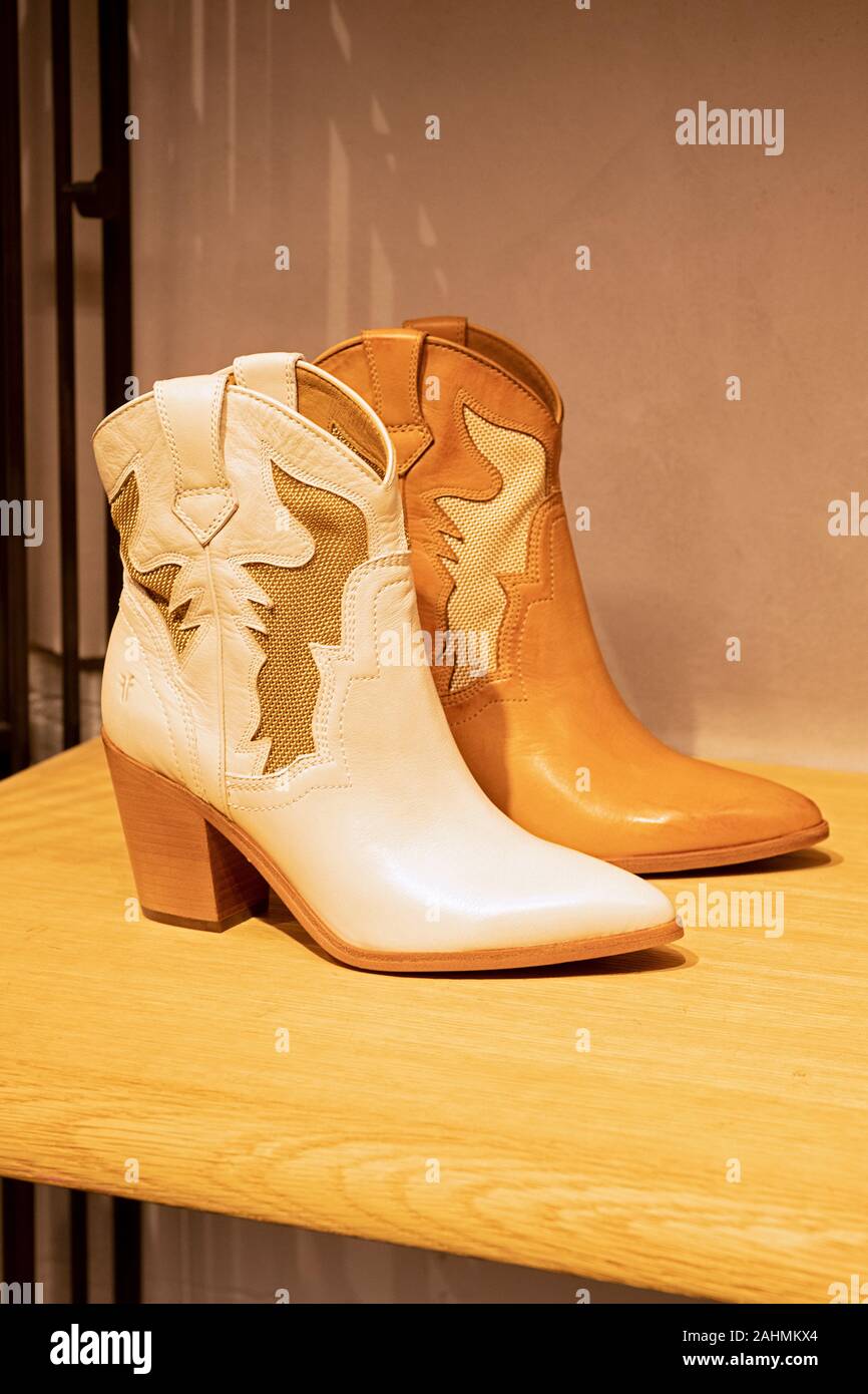 Die Lust auf Frauen kurze Halbstiefel für Verkauf an den Frye Company Store auf der Fifth Avenue in Manhattan, New York City. Der Preis knapp unter 300 $. Stockfoto