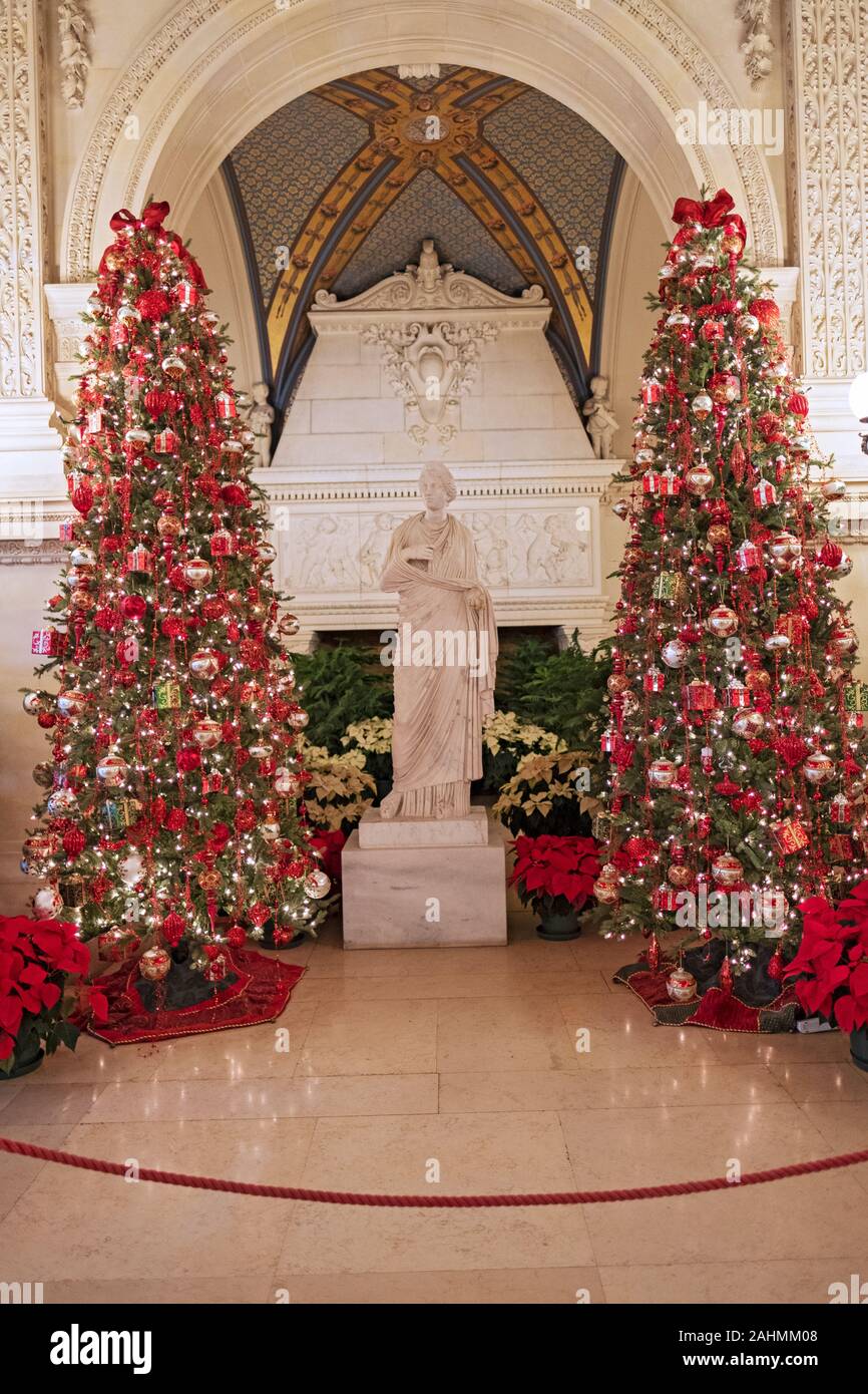 Zwei von über einem Dutzend Weihnachtsbäume der Leistungsschalter, ein Vanderbilt Mansion und Wahrzeichen in Newport, Rhode Island, dekorieren. Stockfoto