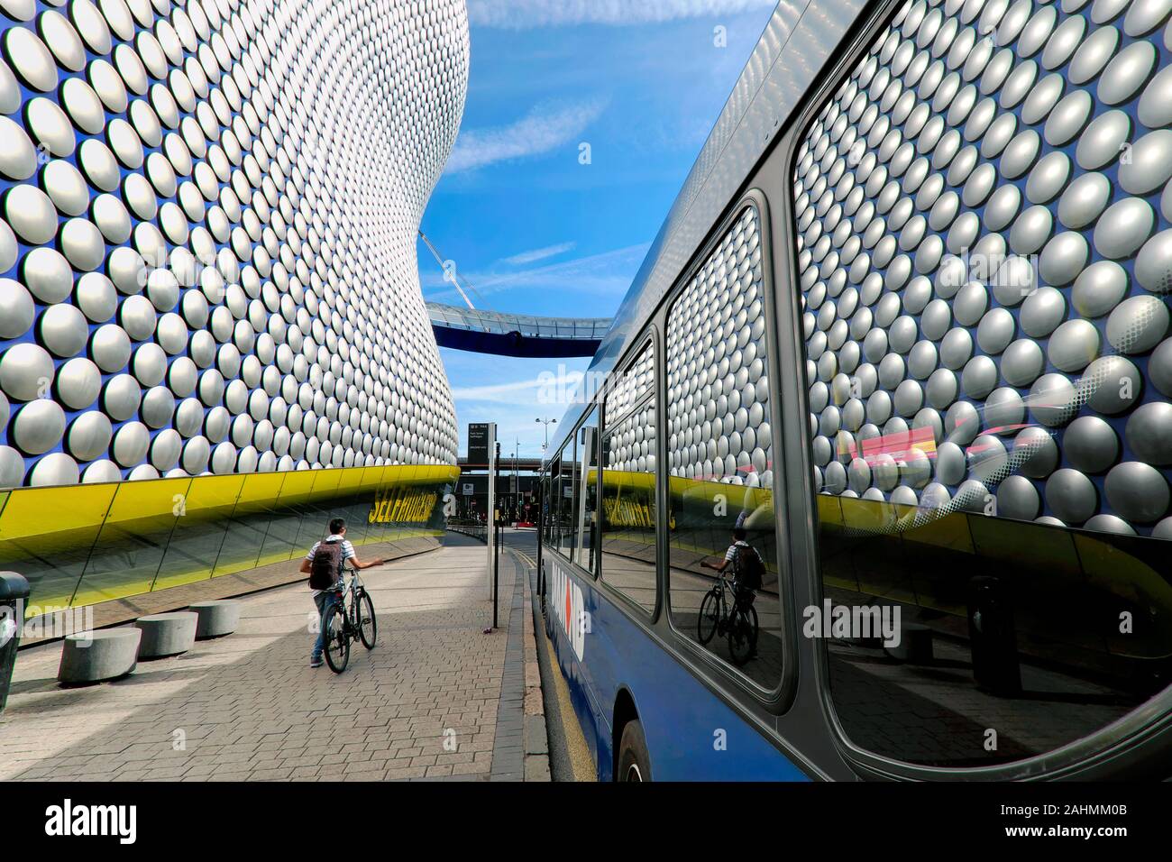 Bullring Shopping Center/Selfridges Gebäude Reflexion in Bus Windows, Birmingham, West Midlands, England, Großbritannien, Europa Stockfoto