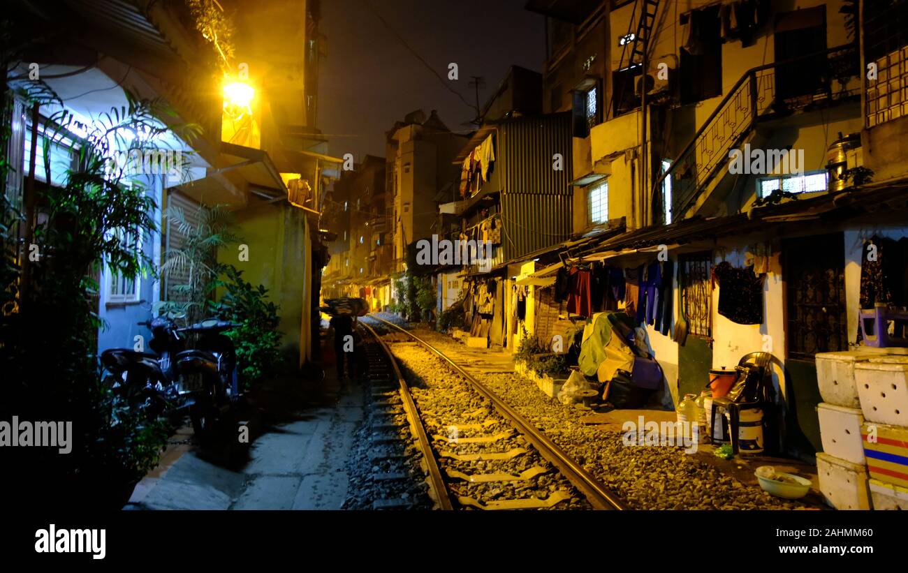 Hanoi (Vietnam), Stadt bei Nacht mit dem Zug vorbei direkt in die Häuser. Mehrere Lichter und Reflexionen im Foto festgehalten. Stockfoto