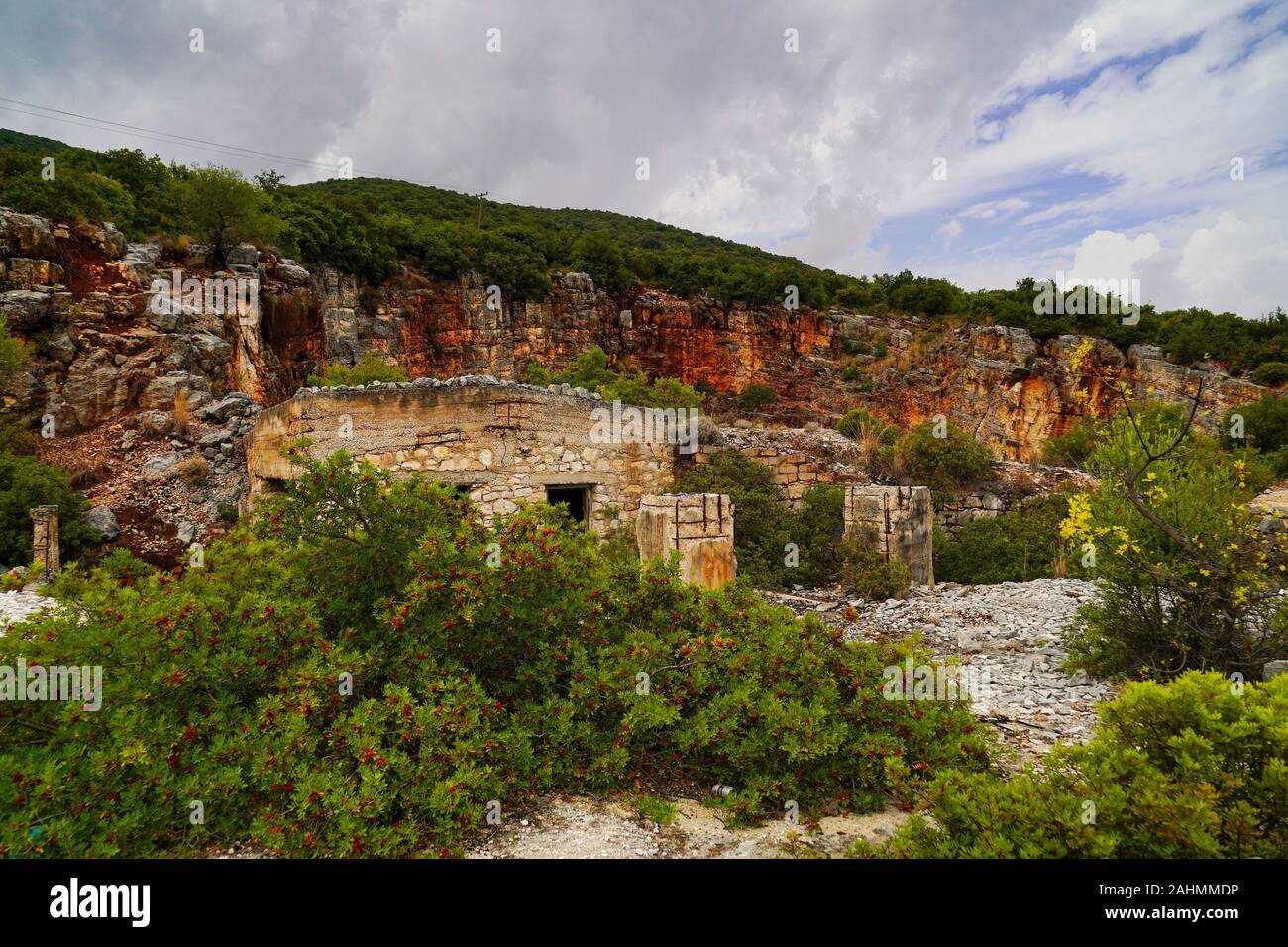 Einen verlassenen Steinbruch auf der griechischen Insel Kefalonia, Ionische Meer, Griechenland Stockfoto