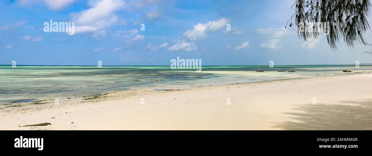 Atemberaubenden weißen Sandstrand von BlueBay Beach Resort & Spa, Sansibar, Tansania, Afrika - idyllische und menschenleer. Stockfoto
