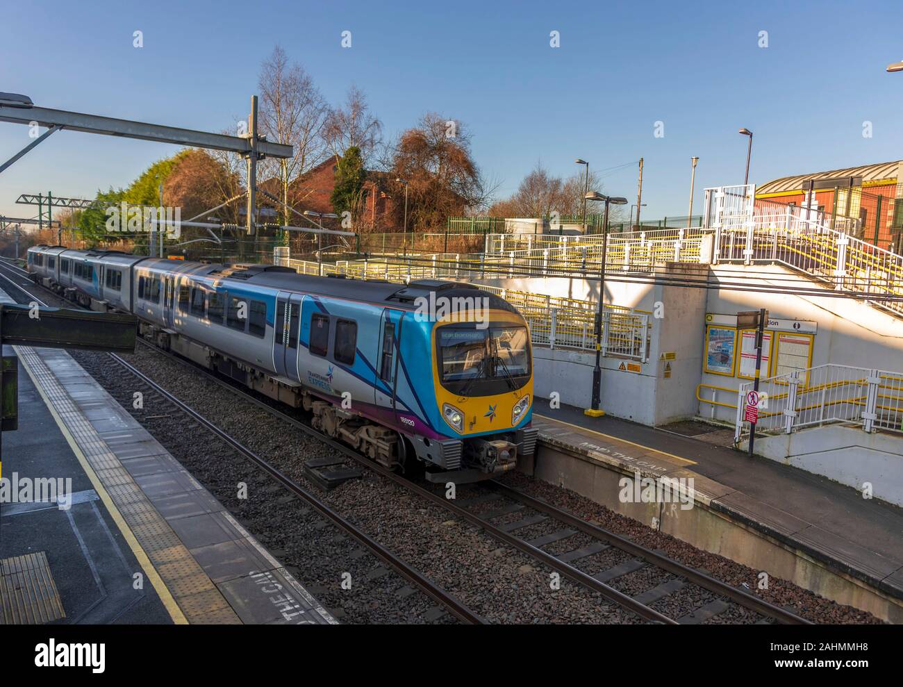 Trans Pennine Express Diesel Zug bei Lea Green Station in St. Helens. Stockfoto