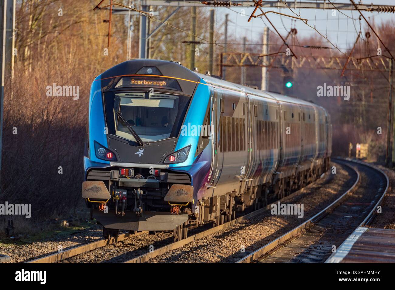 Trans Pennine Express Diesel Zug. Class 68 Diesel Lokomotive namens Splendid. Die Nummer 68027 mit dem Steuerwagen. Stockfoto