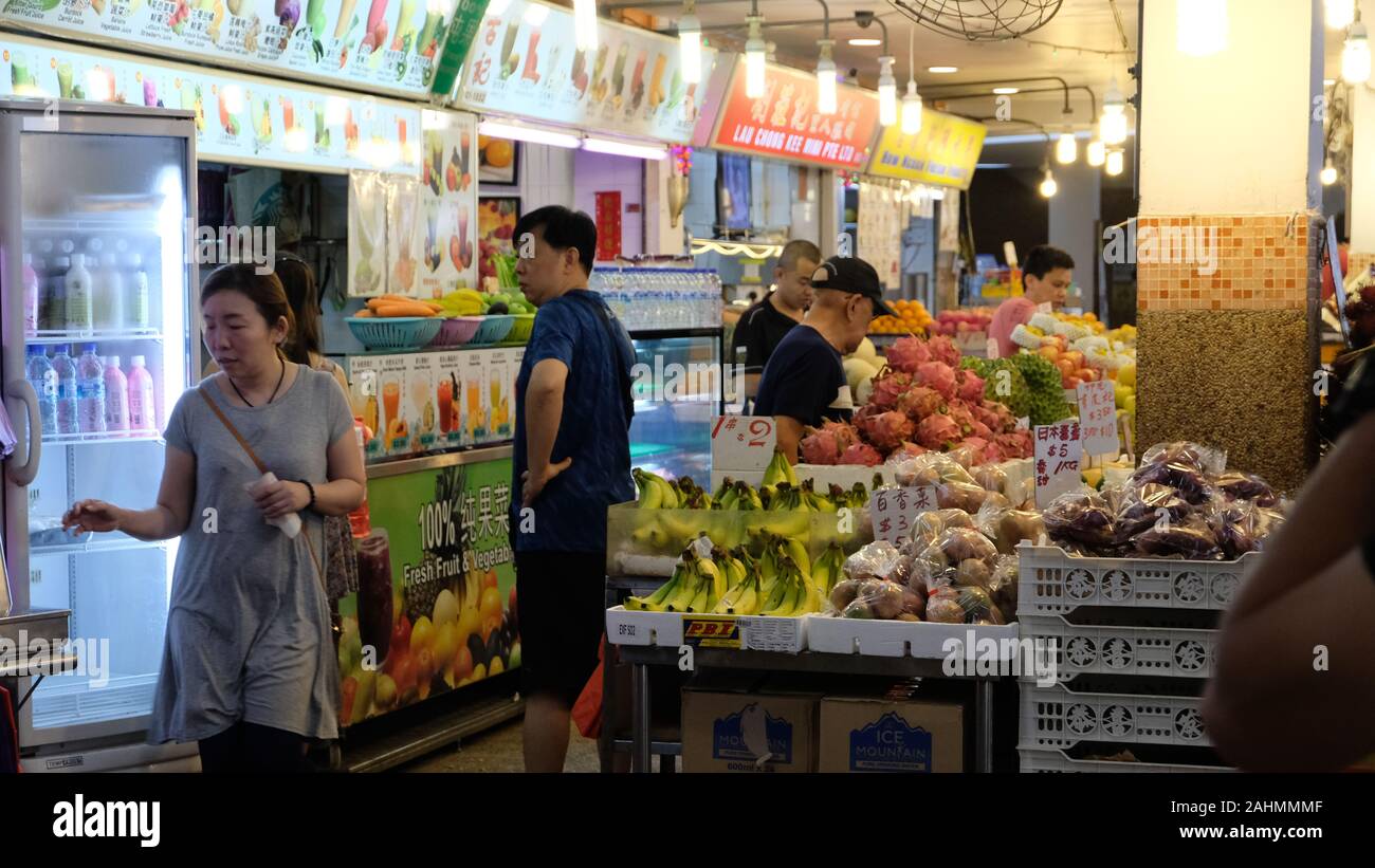 Shop in Singapur mit Lebensmittelgeschäft und verschiedene Kunden Stockfoto