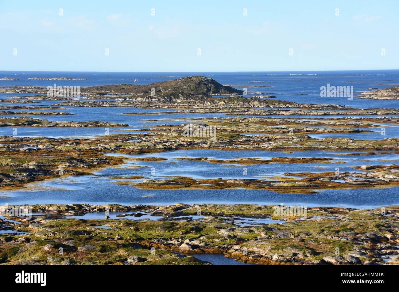 Küste Landschaft in Norwegen an einem sonnigen Tag Stockfoto