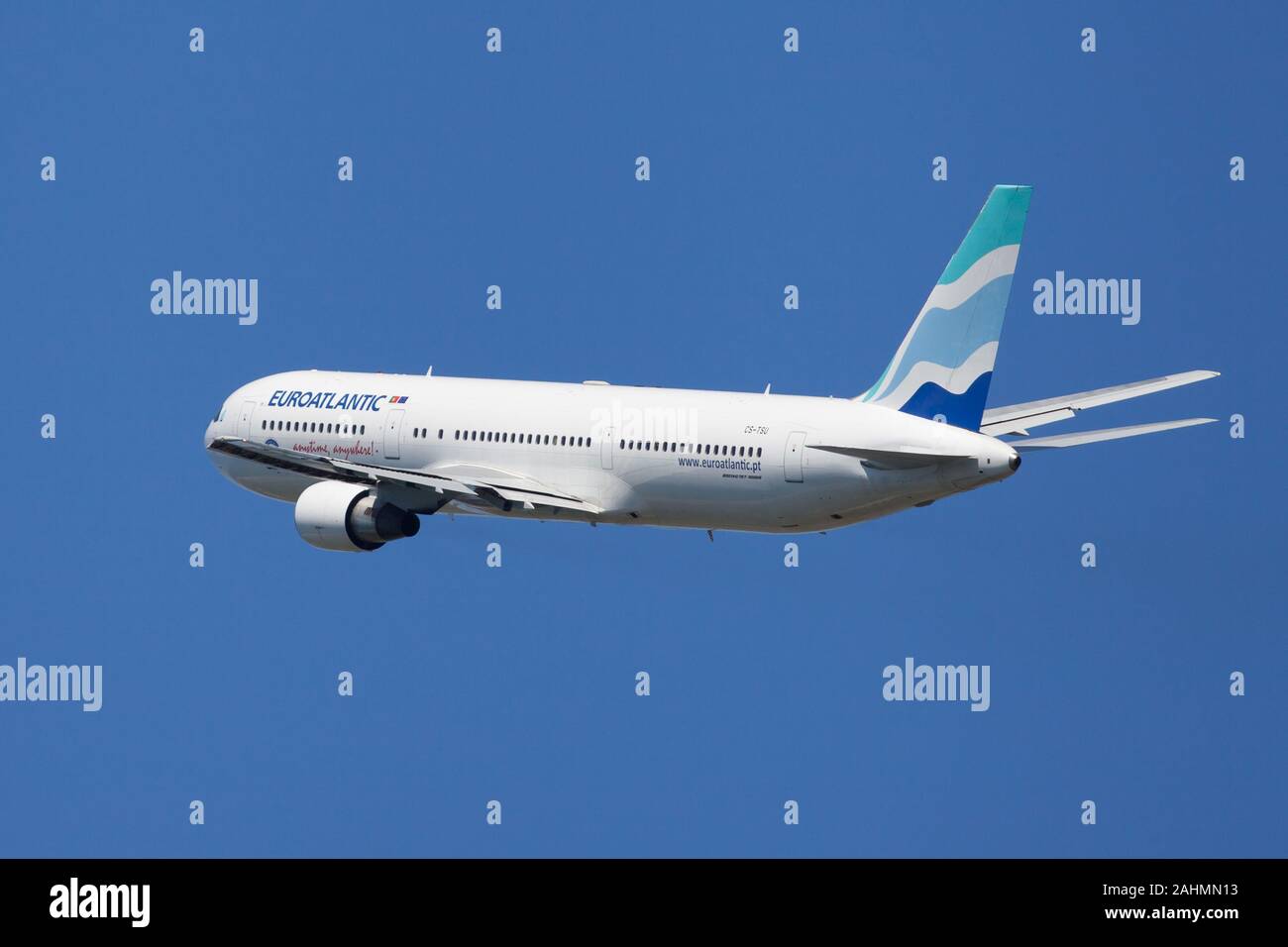 Barcelona, Spanien - Juni 02, 2019: EuroAtlantic Airways Boeing 767-300ER Banking nach links weg vom Flughafen El Prat in Barcelona, Spanien. Stockfoto