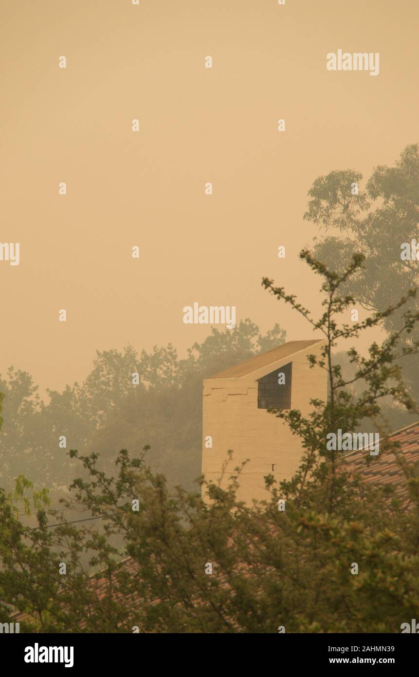 Bushfire Rauch im Australien Stadt Jindabyne, die den Himmel und die Berge Stockfoto
