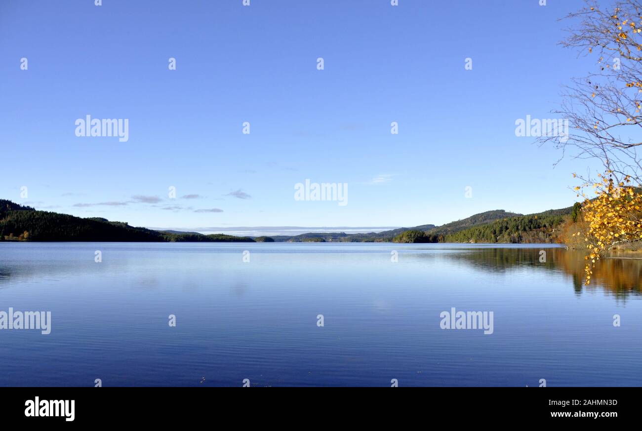 Blauer Himmel und blaue Wasser an einem strahlenden Herbsttag Stockfoto