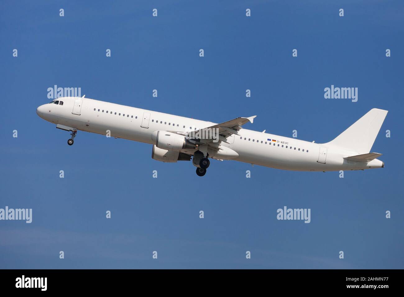 Barcelona, Spanien - 23. August 2019: Eurowings Airbus A 321-200 ohne Lackierung weg vom Flughafen El Prat in Barcelona, Spanien. Stockfoto
