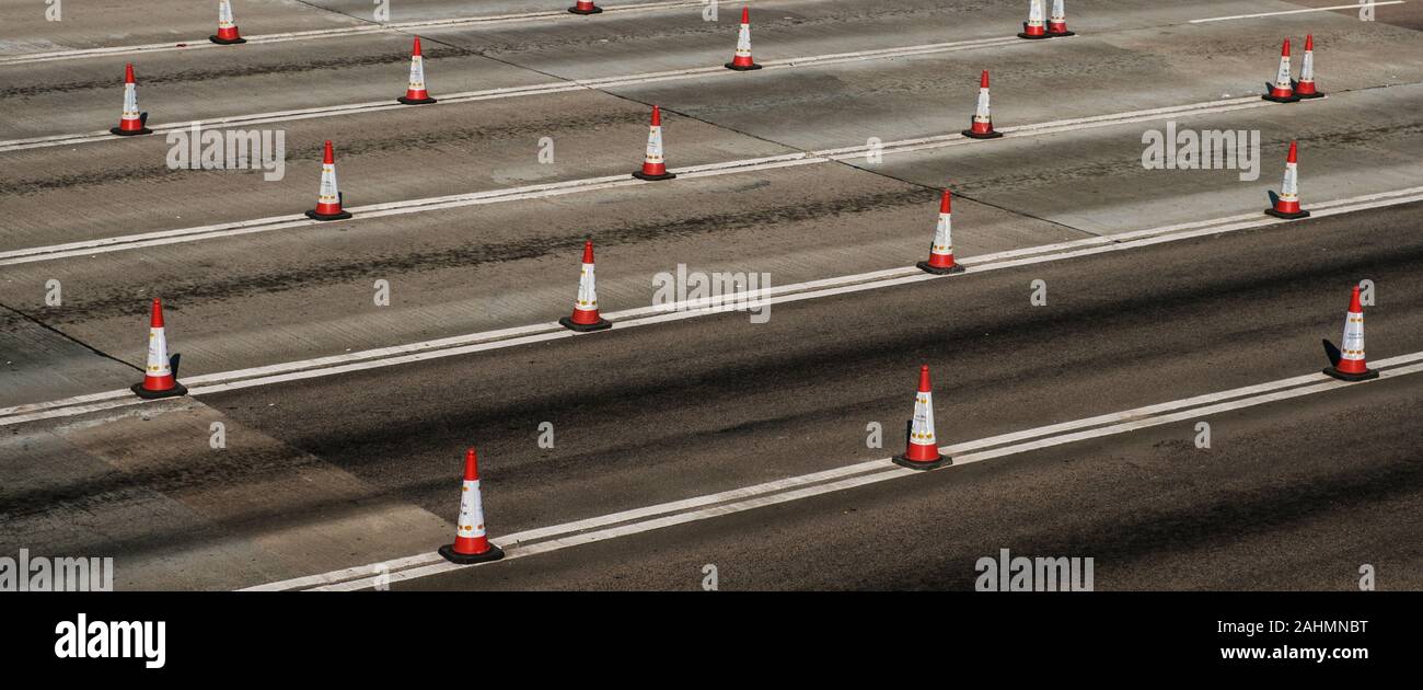 Leitkegel auf Multi Lane Autobahn Straße Stockfoto